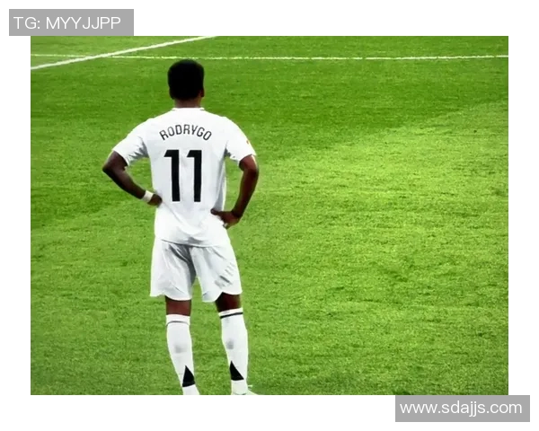 足球明星挑战互动视频引发热潮粉丝参与感爆棚尽享精彩瞬间